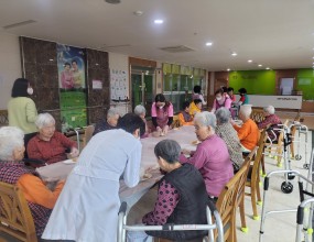 오늘은 요리프로그램으로 유부초밥 만들기를 진행하였습니다.개인 접시에 밥과 유부를 제공하여 어르신들께서 직접 만들어 드시는 재미를 맛보시도록 하였습니다. 요리프로그램에 참여하시며 어르신들께서는 자녀들에게 도시락을 싸주시던 기억을 회상하시고 유부초밥에 들어가는 재료들을 탐색하기도 하셨습니다~어르신들께 익숙하지 않은 유부초밥을 낯설어하기도 하셨지만 완성된 유부초밥을 따뜻한 차와 함께 드시고 새콤달콤하니 참 맛있다고 말씀해주셨습니다.   