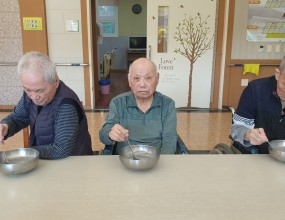 이번주 수요일, 흑임자죽 만들기 프로그램을 진행하였습니다.흑임자죽을 만들어 주는 흑임자 가루와 적당량의 물을 섞으시며 어르신들께서 흑임자 가루를 알아보시고 예전에 흑임자죽을 만들어 드시던 기억을 회상하셨습니다. 어르신들께서 풀어놓으신 흑임자가루를 냄비에 모아 설탕과 소금을 넣고 한 번 끓인 후  그릇에 담아  간식으로 제공해드렸습니다.완성된 흑임자 죽은 부드러워서 잘 드셨고 기력 보충에 도움이 되신다고 말씀해 주셨습니다. 