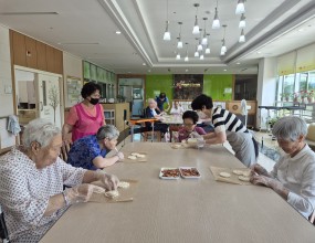 오늘 쌀과자샌드 만들기를 해보았습니다.쌀과자샌드는 유기농 현미로 만든 쌀과자에 부드러운 쌀크림, 말린 딸기를 토핑한 건강 간식인데요, 쌀크림, 말린 딸기는 어르신들께 익숙하지 않은 식재료라 호기심을 갖고 요리과정에 적극적으로 참여해주셨습니다.특히 유기농 현미 쌀과자는 인근에 위치한 전남 나주에서 생산한 것이라 말씀드리니 같은 지역에서 난 것이니 믿고 먹을 수 있겠다고 신뢰감을 보여주기도 하셨습니다.완성하신 쌀과자샌드는 목넘김이 수월하시도록 음료와 함께 맛있게 드셨습니다~^^  